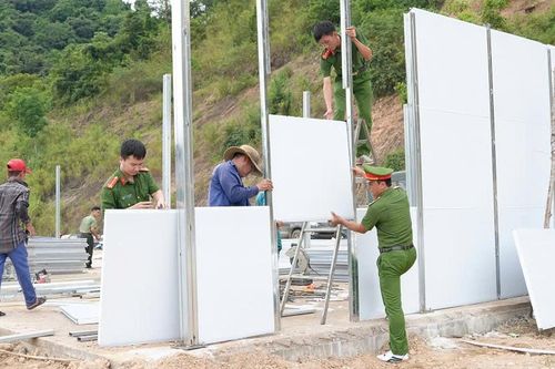 Người dân vùng lũ quét ở miền Tây xứ Nghệ mong sớm được an cư