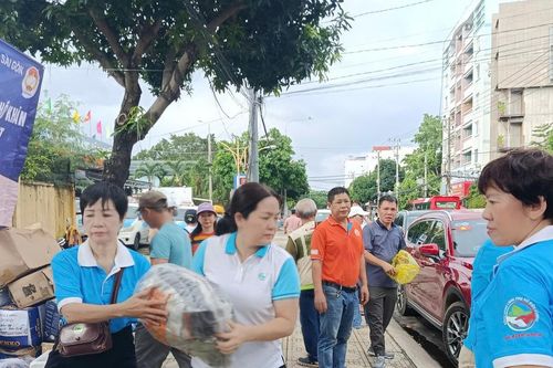 Những chuyến xe nghĩa tình của Hội LHPN tỉnh Khánh Hòa khẩn trương đến với người dân vùng lũ