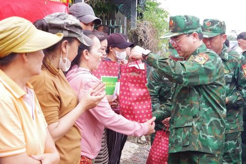 Bộ Tư lệnh Bộ đội Biên phòng tặng nhu yếu phẩm cho người dân vùng lũ Khánh Hòa