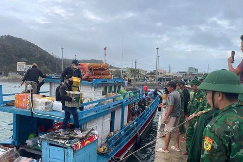 Gia Lai: Chuyến ghe nghĩa tình tiếp sức hơn 2.000 người dân xã đảo