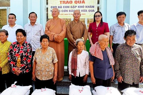 Trao 300 phần quà cho người dân xã Ô Lâm bị ảnh hưởng bởi thiên tai