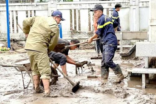 Công an Đồng Nai giúp nhân dân vùng lũ dọn dẹp vệ sinh