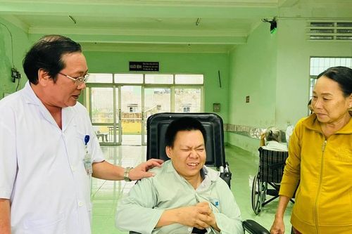 Ngành y tế nỗ lực khám, chữa bệnh, phòng dịch sau lũ lụt