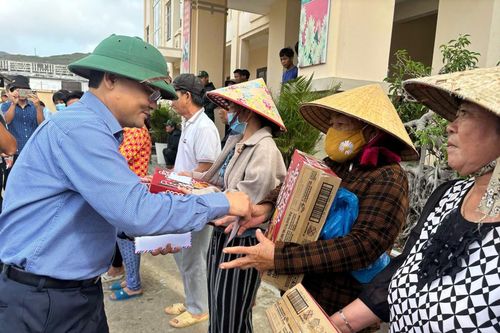 Phó Chủ tịch UBND tỉnh Nguyễn Tự Công Hoàng kiểm tra công tác khắc phục hậu quả mưa lũ tại làng chài Hải Minh