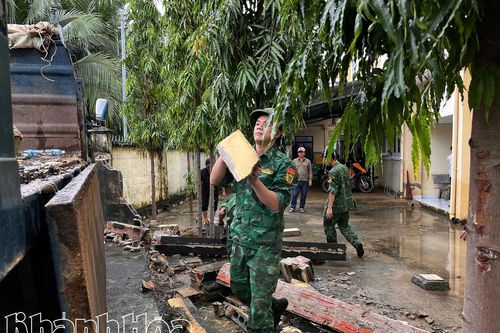 Lực lượng quân đội chung tay khắc phục hậu quả do mưa lũ tại phường Ba Ngòi