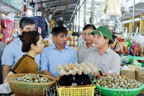 Thiết lập các gian hàng bình ổn giá phục vụ người dân vùng lũ