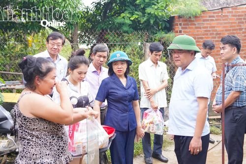 Chủ tịch UBND tỉnh Trần Phong thăm, động viên người dân phường Nam Nha Trang
