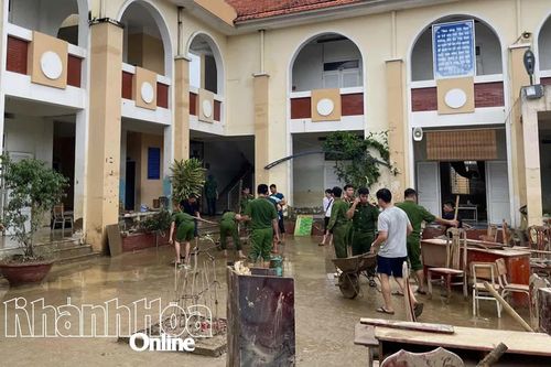 Phòng Cảnh sát điều tra tội phạm về ma túy kịp thời hỗ trợ nhân dân khắc phục hậu quả mưa lũ