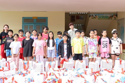 Diễn viên Ngọc Thanh Tâm và ca sĩ S.T Sơn Thạch hỗ trợ hơn 1,2 tỷ đồng cho người dân và học sinh vùng lũ