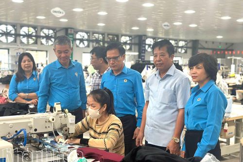 Liên đoàn Lao động tỉnh Khánh Hòa thăm, động viên, chia sẻ khó khăn với doanh nghiệp và người lao động