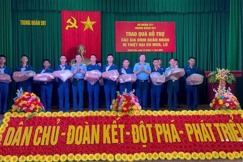 Trung đoàn 591, Sư đoàn Phòng không 377 hỗ trợ các quân nhân có gia đình bị thiệt hại do mưa lũ