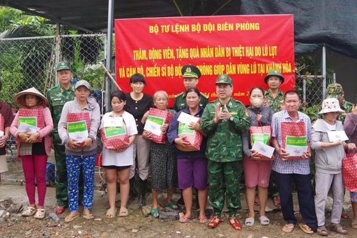 Bộ Tư lệnh Bộ đội Biên phòng tặng 45 suất quà hỗ trợ Nhân dân vùng lũ