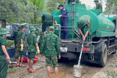 Đồn Biên phòng Cửa khẩu cảng Nha Trang cấp nước ngọt miễn phí cho 230 hộ dân