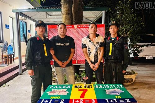 Bắt giữ 2 đối tượng đánh bạc dưới hình thức trò chơi phi tiêu tại hội chợ