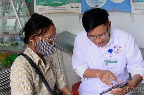 Công nghệ số 'gõ cửa' trạm y tế