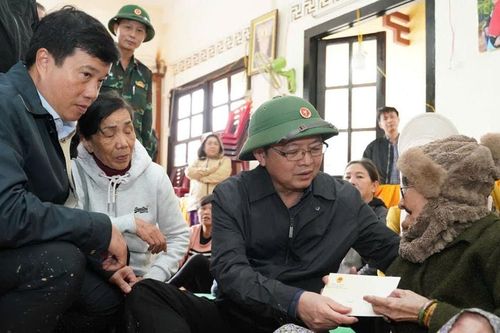 Ấm nghĩa đồng bào trong mưa lũ