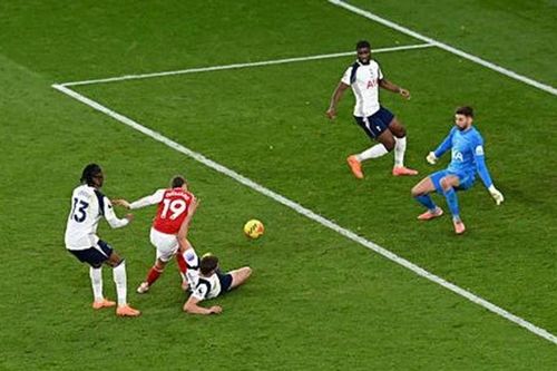 Trossard hay nhất mùa, Arsenal hủy diệt Tottenham 4-1