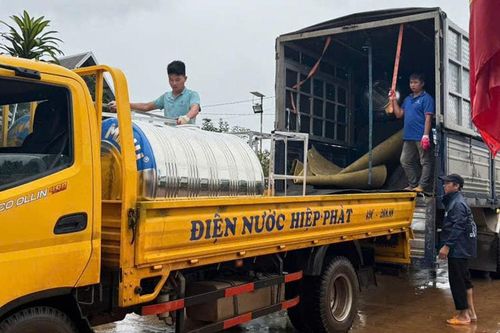 Nam Ban Lâm Hà trao 20 bồn chứa nước hỗ trợ bà con vùng đồng bào DTTS