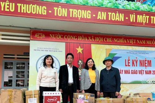 Lâm Đồng kịp thời hỗ trợ sách và đồ dùng học tập cho học sinh D'ran