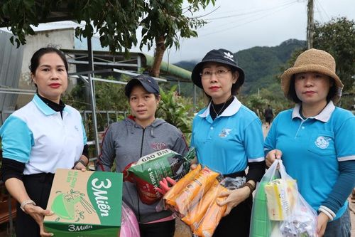 Phụ nữ Lâm Đồng hướng về vùng lũ