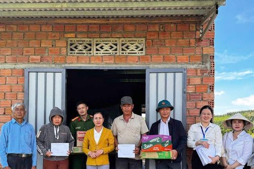 Tân Hà Lâm Hà chia sẻ cùng bà con vùng lũ