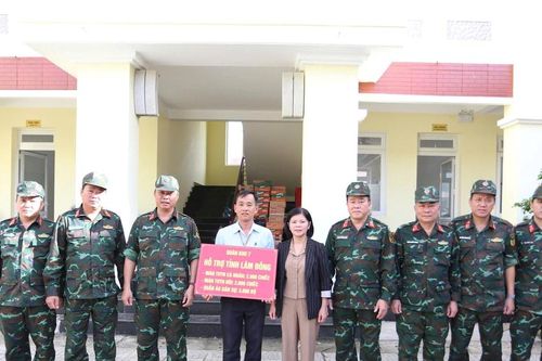 Quân khu 7 hỗ trợ Lâm Đồng 18 tấn hàng hóa khắc phục hậu quả mưa lũ