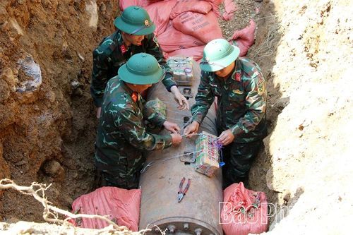 Hủy nổ an toàn quả bom hơn 1 tấn được phát hiện gần cầu Việt Trì