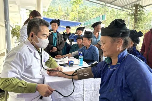 Khám bệnh, phát thuốc miễn phí tại xã biên giới Nghĩa Thuận
