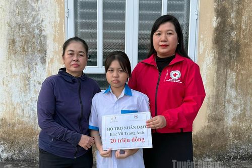 Hỗ trợ nhân đạo 20 triệu đồng cho em Vũ Trang Anh, xã Yên Sơn