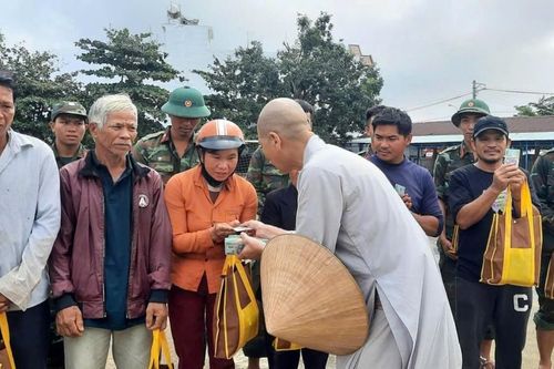 Ban Từ thiện thiền viện Vạn Hạnh và chùa Phổ Hiền trao quà đến bà con vùng khó khăn