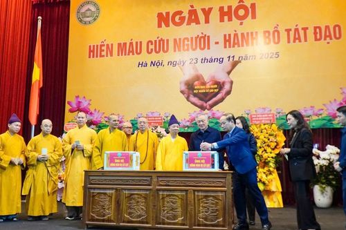 Tăng Ni sinh Học viện Phật giáo VN tại Hà Nội tham gia hiến máu và đăng ký hiến tặng mô, tạng
