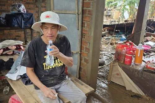 Hòa Thịnh tan hoang sau lũ: Người dân gồng mình vét bùn non, tài sản bị mất sạch