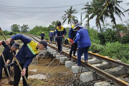 Trước 27/11 khắc phục xong hơn 60 điểm sạt lở trên tuyến đường sắt Bắc - Nam