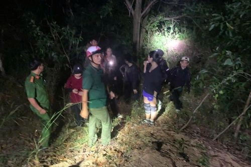 TP.HCM: Công an giải cứu 9 người đi lạc trên núi Thị Vải trong đêm