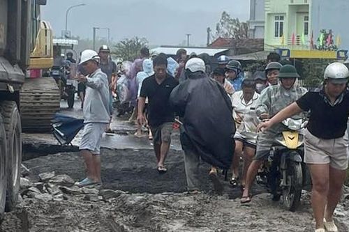 Đắk Lắk: Nỗ lực nối lại mạch máu giao thông cầu Lò Gốm, mở đường cứu trợ vùng ngập lũ