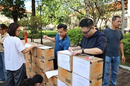 Hàng ngàn tấn hàng, nhân viên y tế sẵn sàng hỗ trợ vùng lũ
