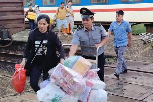 Đường sắt gánh thiệt hại hơn 27 tỷ đồng do mưa lũ, hành khách trả hơn 25.000 vé