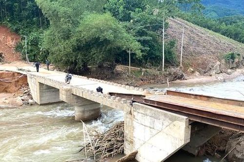 Lắp xong cầu tạm, phá thế cô lập hàng trăm người dân ở miền núi Quảng Ngãi