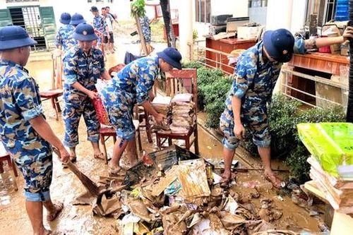 Hàng nghìn cán bộ, chiến sĩ hỗ trợ người dân Khánh Hòa, Đắk Lắk dọn dẹp sau lũ