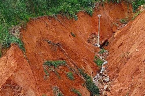 Quảng Ngãi: Đường sụp thành vực sâu, hàng trăm hộ dân bị chia cắt
