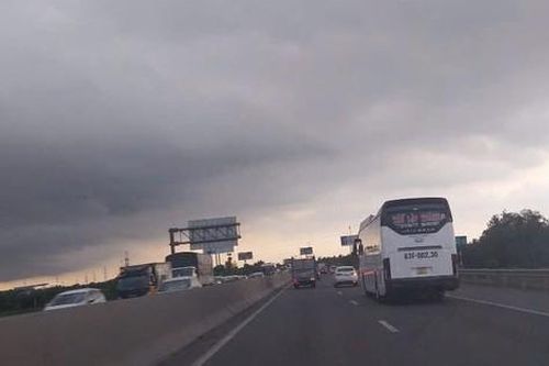 Trích xuất camera điều tra vụ người đàn ông nằm bất động trên cao tốc qua Đồng Tháp