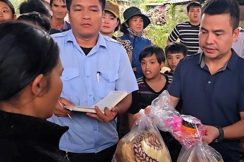 Báo Xây dựng cùng nhà tài trợ trao đồ thiết yếu tới người dân vùng lũ Phú Yên