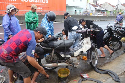Các tiệm sửa xe máy vùng lũ Đắk Lắk hoạt động hết công suất