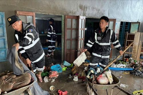 Trung đoàn Cảnh sát cơ động Tây Nguyên sát cánh cùng người dân khắc phục hậu quả bão lũ