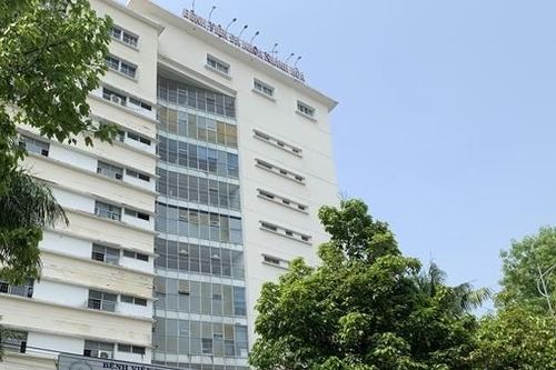 Nhiều bệnh nhân hốt hoảng khi thấy người đàn ông nhảy từ tầng 7 xuống đất