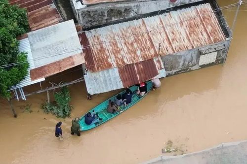 Khi tin giả 'tàn phá' niềm tin giữa rốn lũ miền Trung