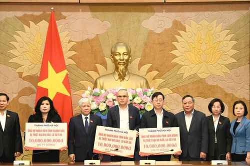 Hà Nội hỗ trợ 30 tỷ đồng ủng hộ ba tỉnh bị lũ lụt