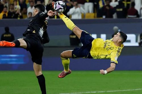 Ronaldo tái hiện siêu phẩm móc bóng ở tuổi 40
