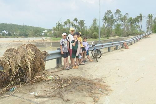 Vùng lũ Đắk Lắk ngổn ngang sau khi nước rút