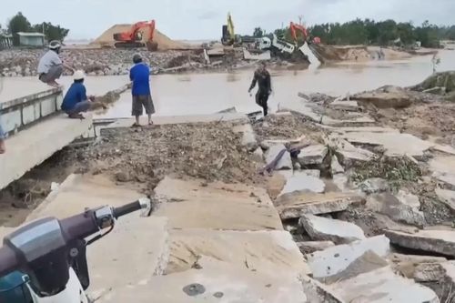 Đắk Lắk khẩn trương khắc phục hạ tầng giao thông sau mưa lũ
